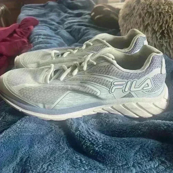 Fila ladies tennis shoe. Size 11. Excellent condition Light blue and white clean - Picture 9 of 10